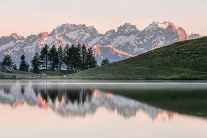 Reflets du matin au lac de Lauzet.© Duncan MacArthur