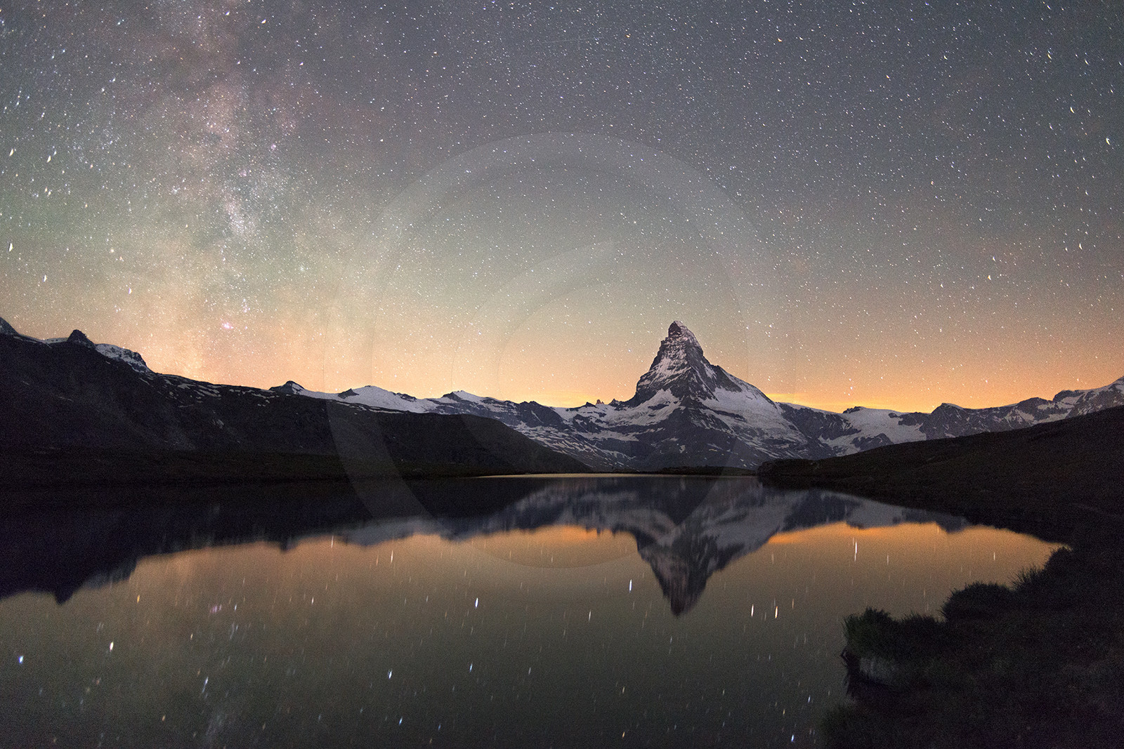 Le Cervin sous la voie lactée depuis le lac Stellisee en Suisse© Duncan MacArthur