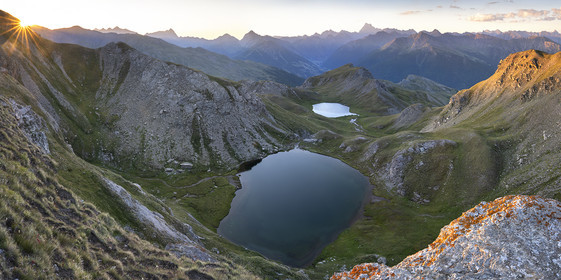 Le soleil se lève au dessus des lacs de Malrif, le petit Laus et le Mézan© Duncan MacArthur
