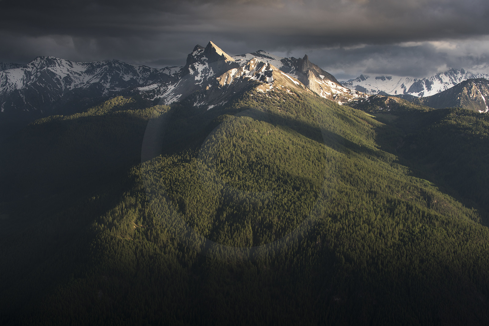 La Roche des Clots et la forêt de Château Ville-Vieille© Duncan MacArthur