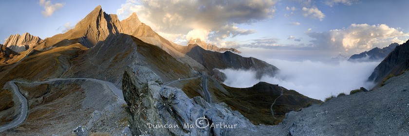 Le Col Agnel avec vue sur la Taillante, le Pain de Sucre, le pic d'Asti et le mont Viso et un panorama au dessus de la nebbia italienne© Duncan MacArthur