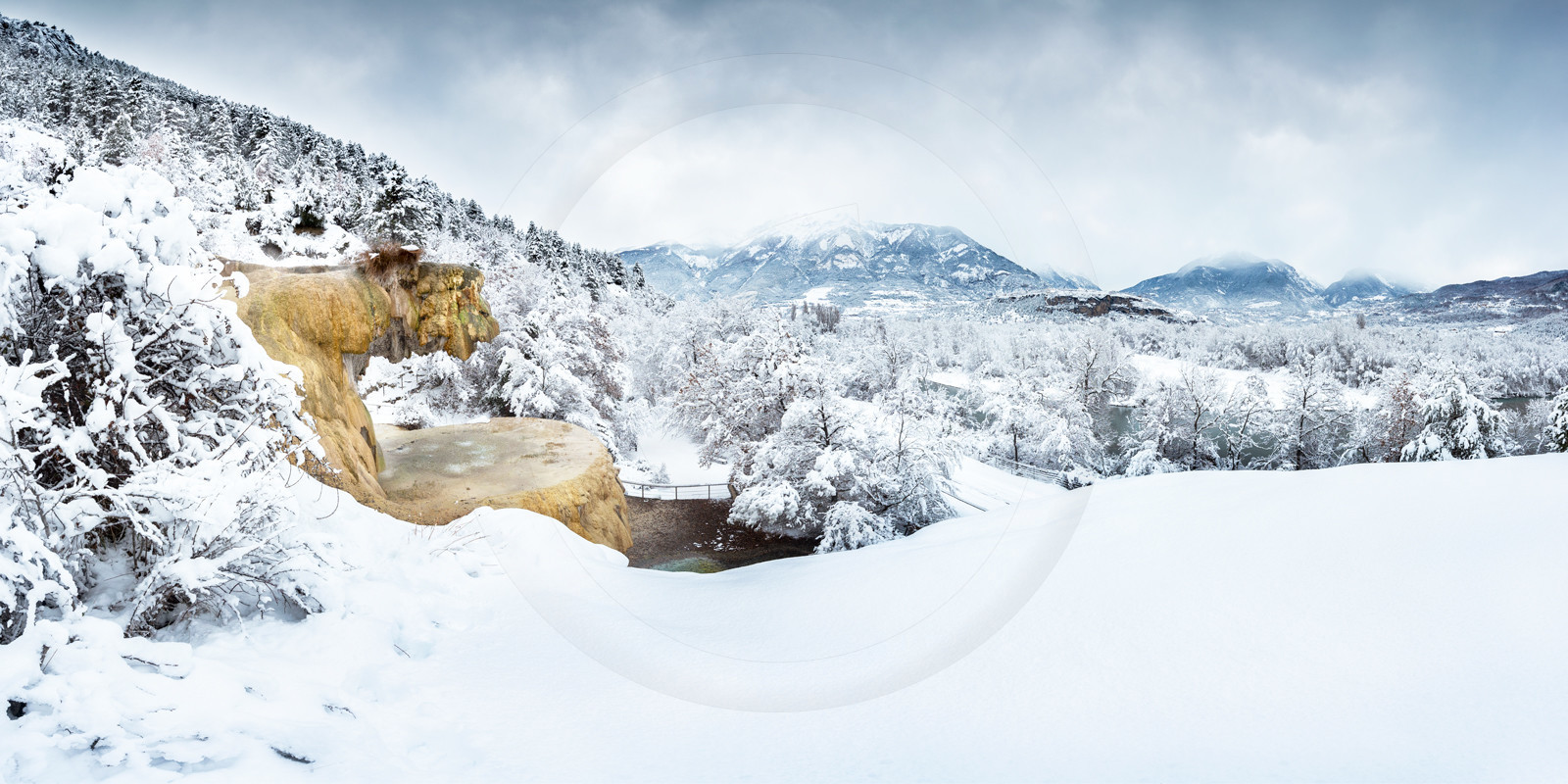 Fontaine pétrifiante de Réotier sous la neige ©Pierre Barrot