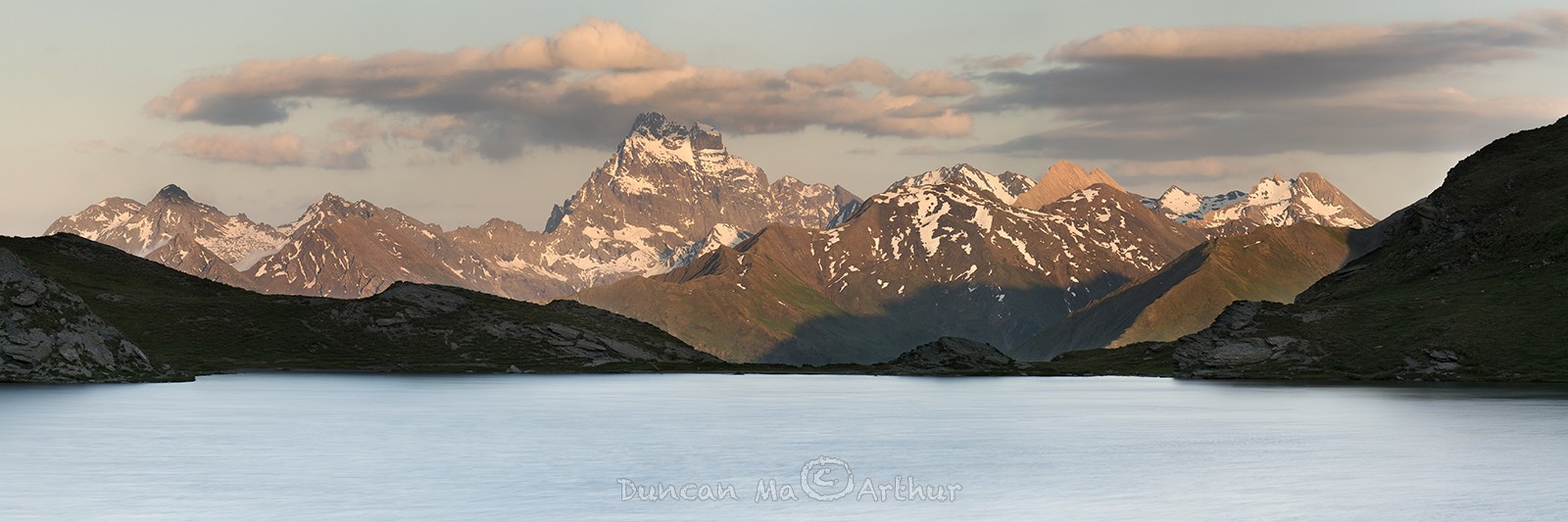 Le lac de Malrif du grand Laus avec vue sur le mont Viso et la chaine frontalière© Duncan MacArthur