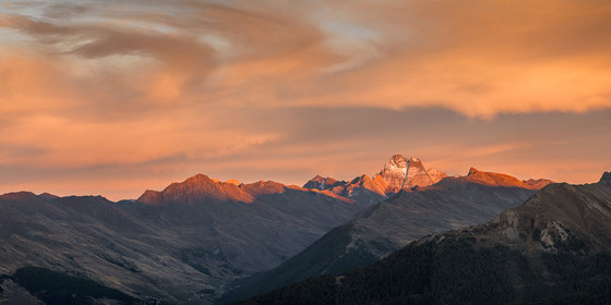 Soir d'Automne dans le Queyras, coucher de soleil sur le Viso et ses voisins ©Pierre Barrot
