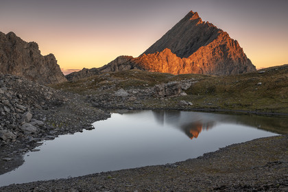 La Taillante et le lac d'Asti au lever du soleil© Duncan MacArthur