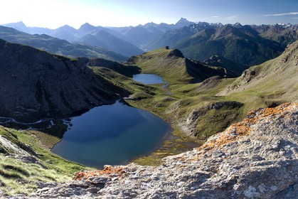 Les lacs de Malrif, le Mézan et le petit Laus, et le mont Viso au loin.© Duncan MacArthur