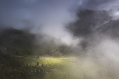 Éclaircie sur la cabane du berger (sous le lac St Anne)© Duncan MacArthur