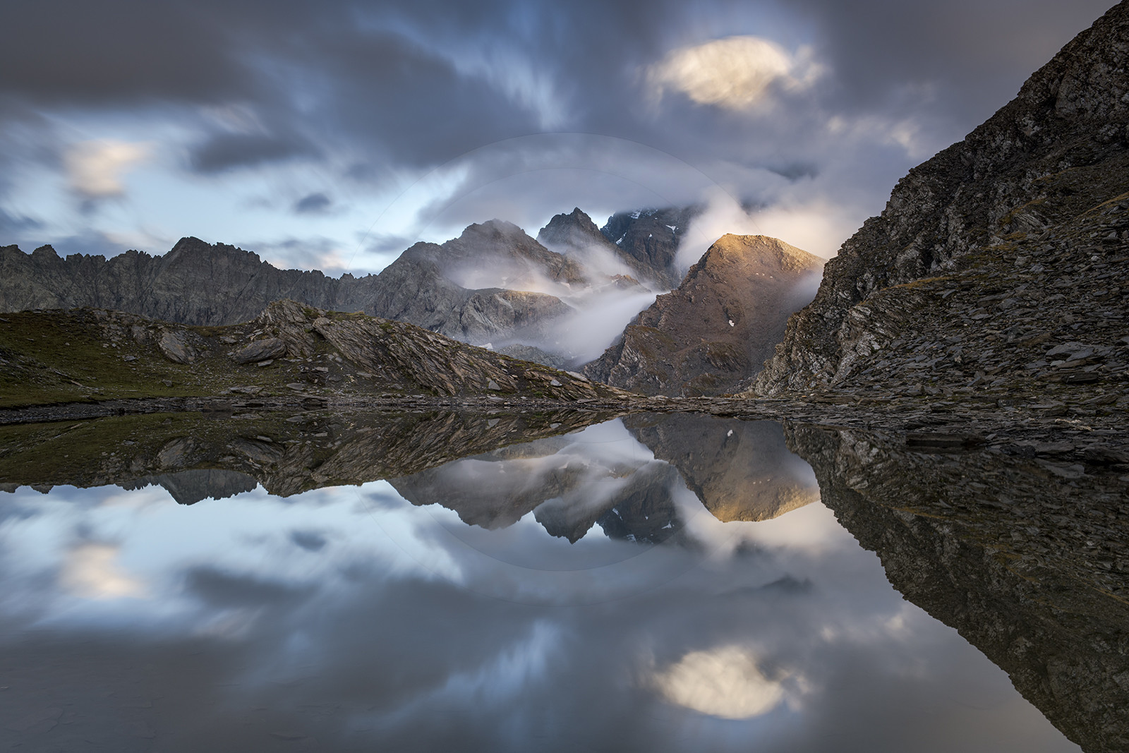 reflet dans le lac de Clot Sablé du mont Viso qui se cache dans la nebbia,© Duncan MacArthur